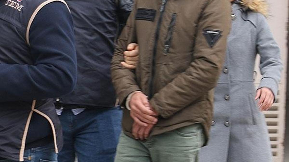 Aynı köyde yaşayan iki erkeği evlilik vaadiyle dolandırdı