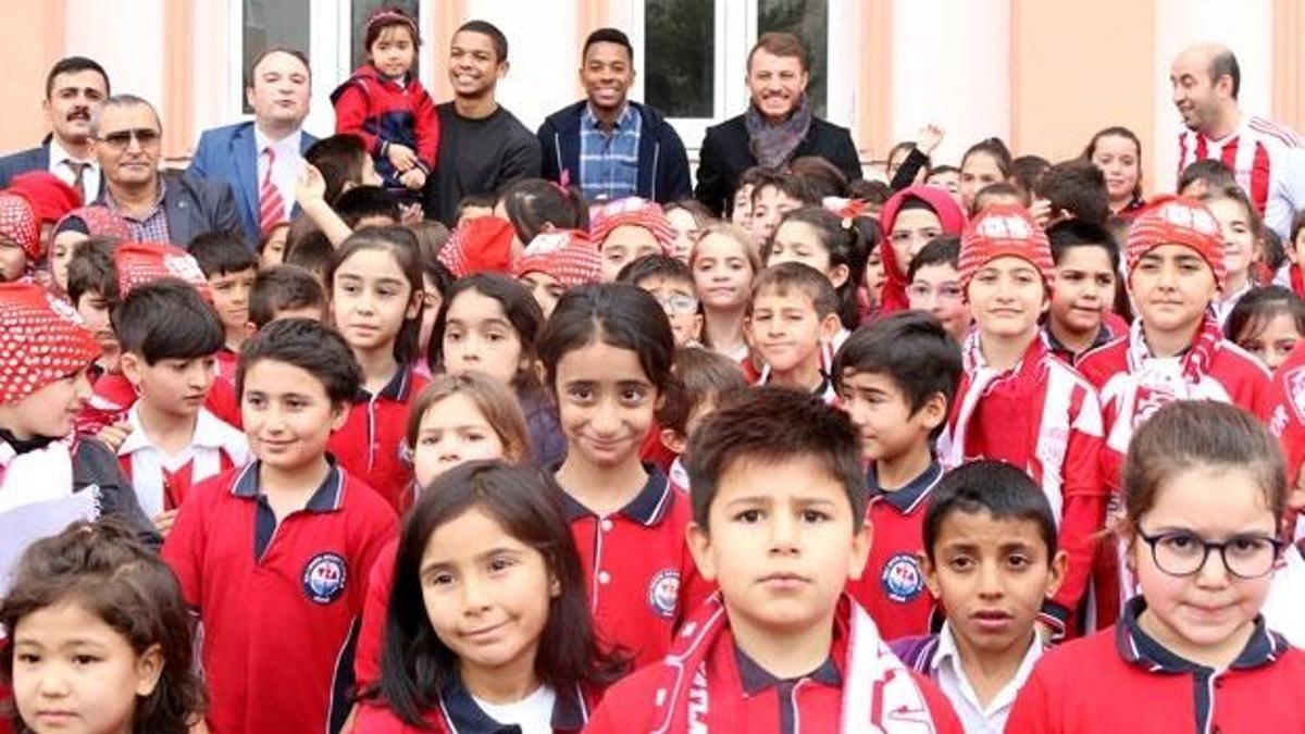 Sivasspor'da futbolcular, öğrencilerle buluştu