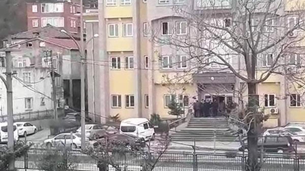 Adliyede polisin belinden silah alıp rastgele ateş etti