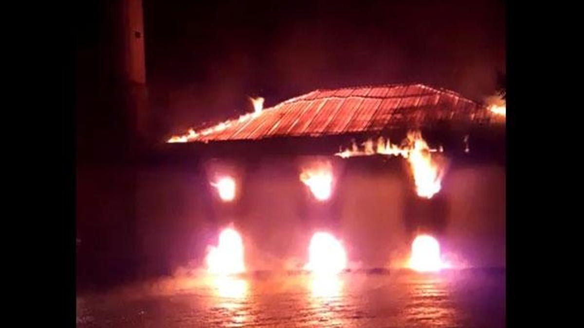 Tarihi cami alev alev yandı