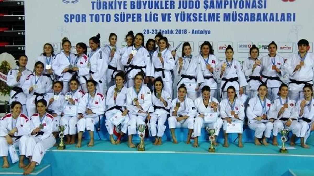 Galatasaray'dan çifte şampiyonluk