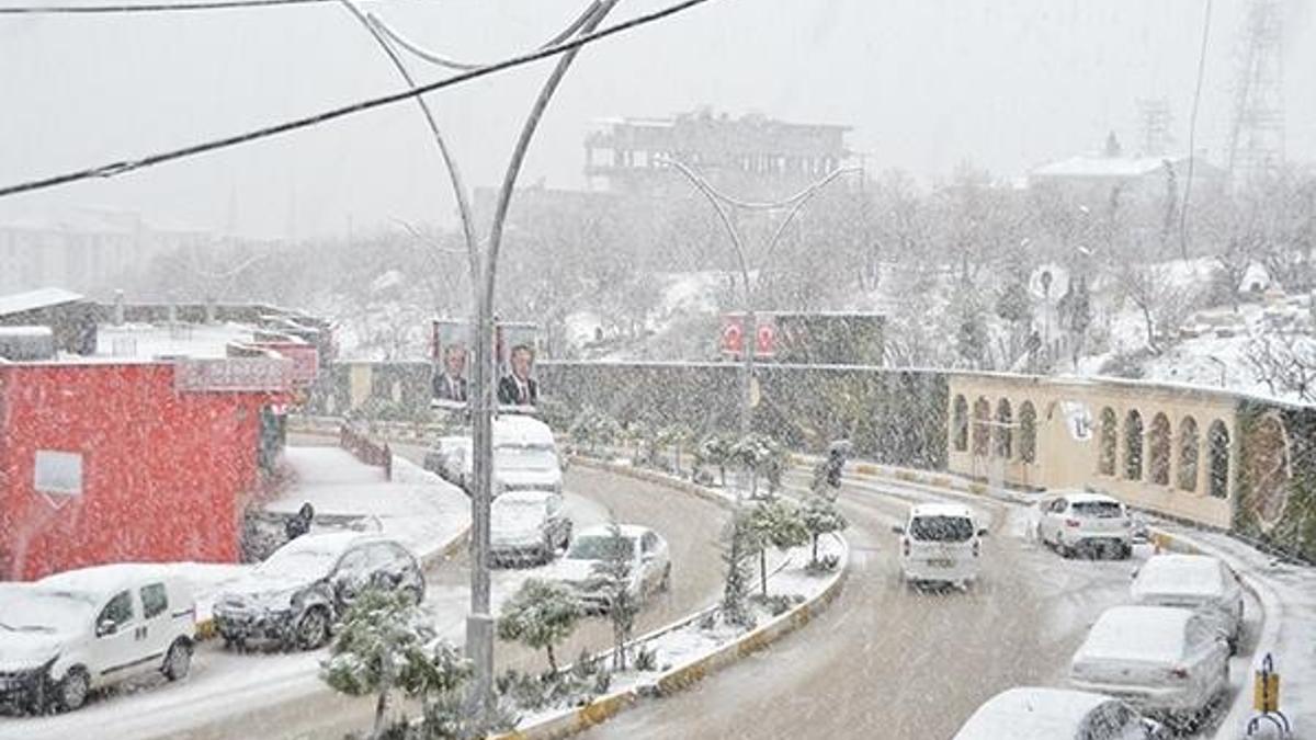 Şırnak'a kar yağdı; Siirt ile ulaşım kesildi