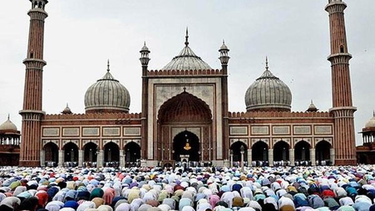 Açık alanda namaz kılan Müslümanlara uyarı