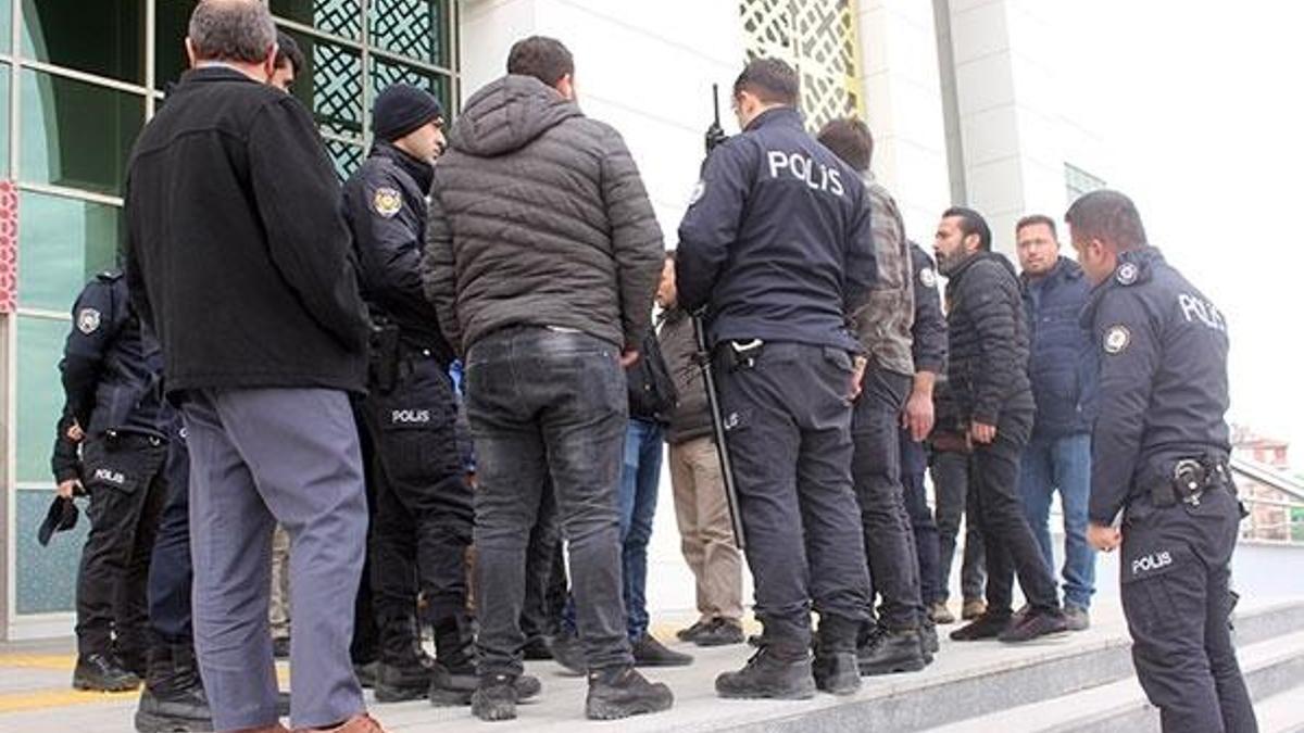 Karaman'da mahkeme salonu önünde kavga: 2 yaralı