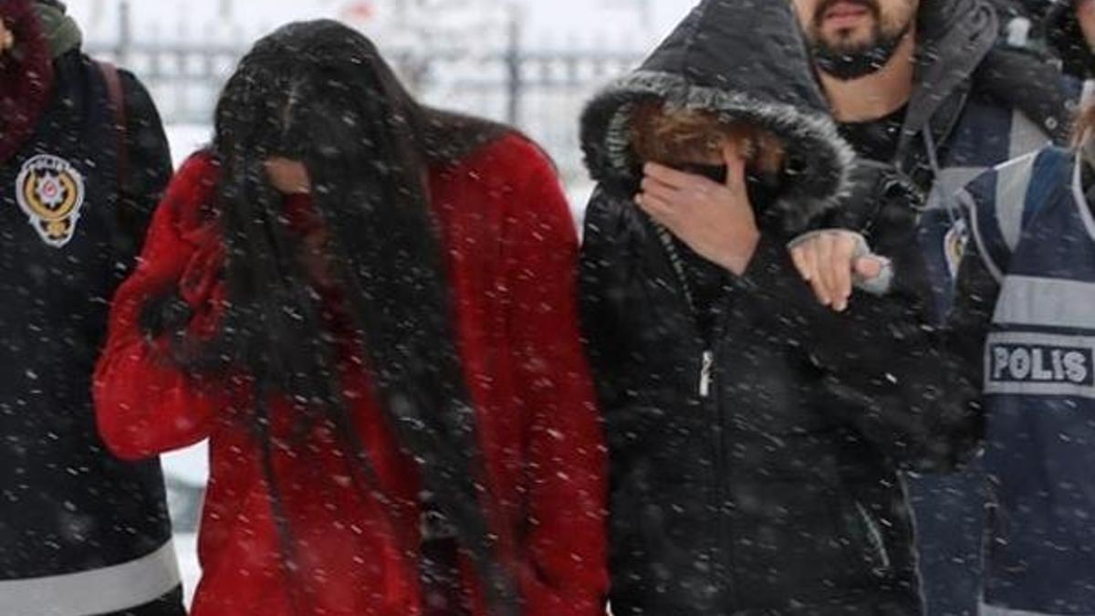 İki kadınının inanılmaz oyunu! Yaşlı erkekleri eve çağırıp...
