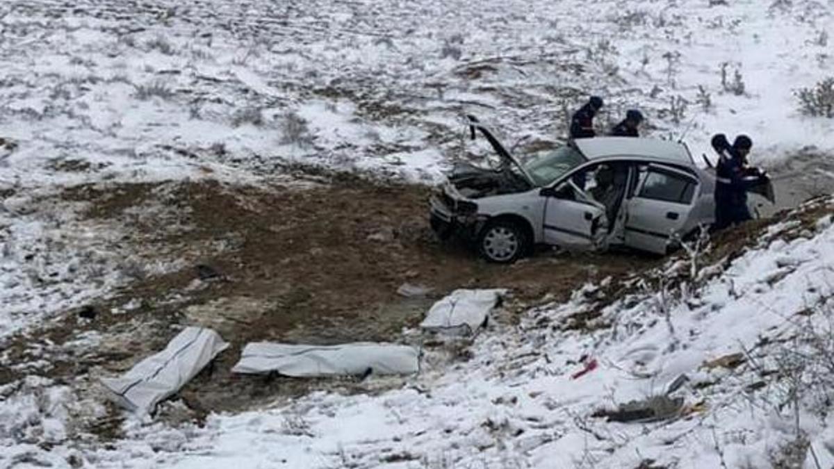 Kayganlaşan yolda otomobil şarampole yuvarlandı: 3 ölü