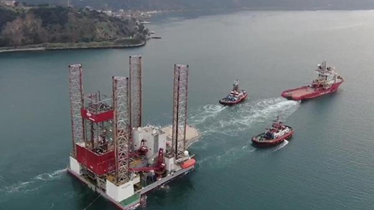 Boğaz'dan dev petrol platformu geçti!