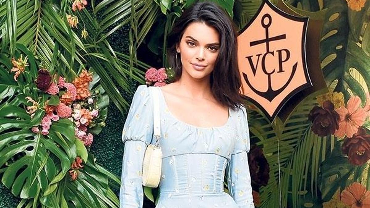 Kourtney Kardashian, Kendall Jenner'ın yatak odasına daldı