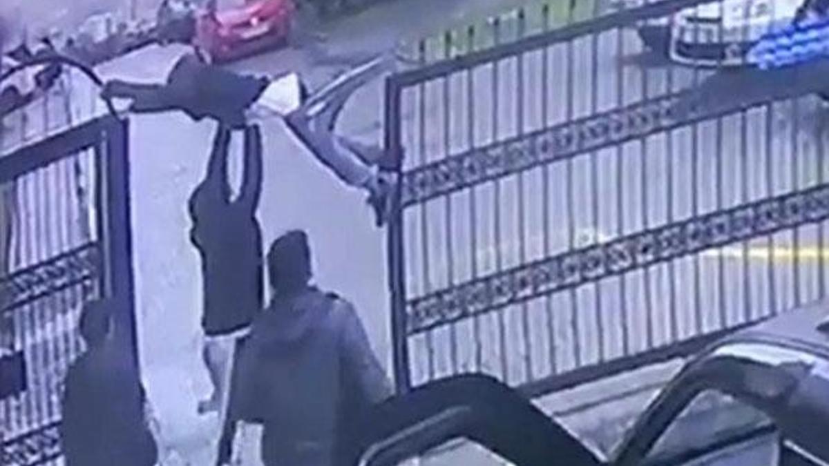 Tehlikeli anlar! Küçük çocuk kapı açılır açılmaz...