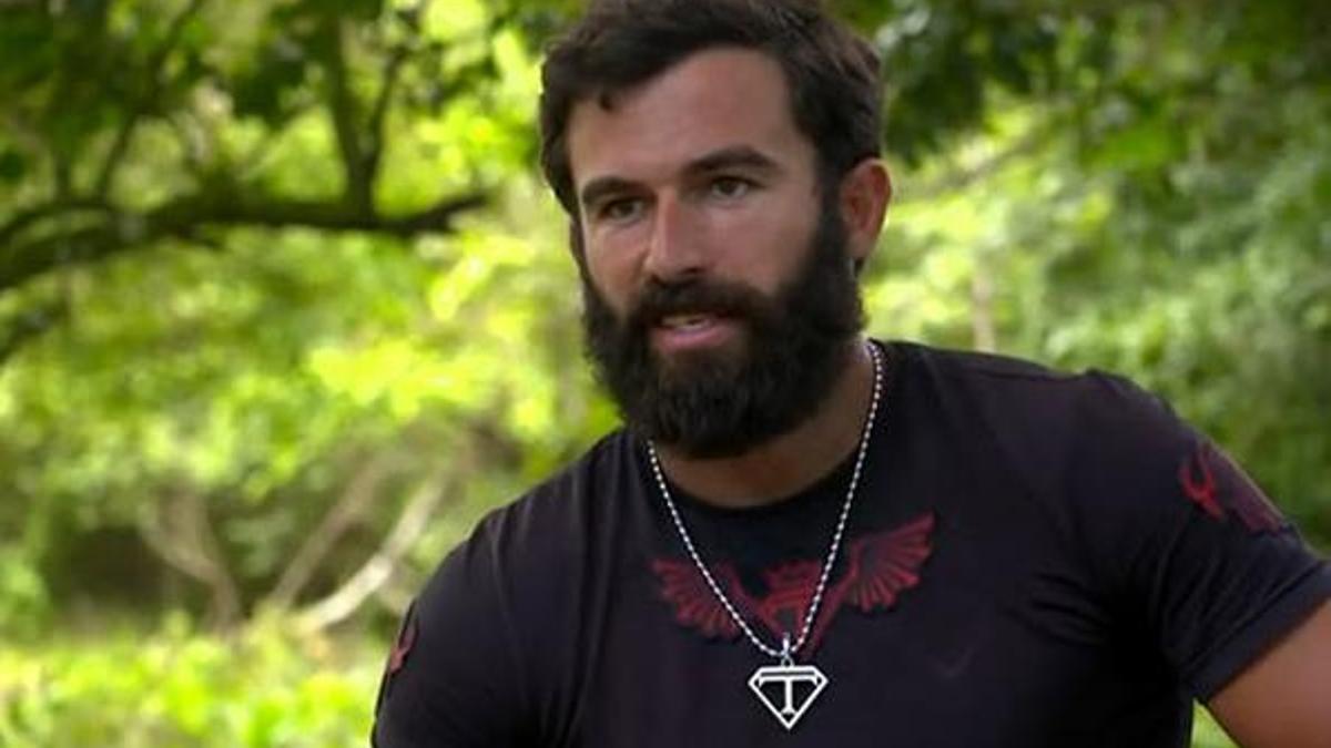 Survivor Turabi, uçakta olay çıkaran yolcuyu bağladı!