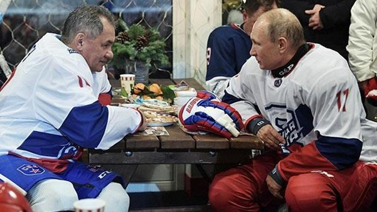 Putin ve Şoygu hokey maçı yaptı
