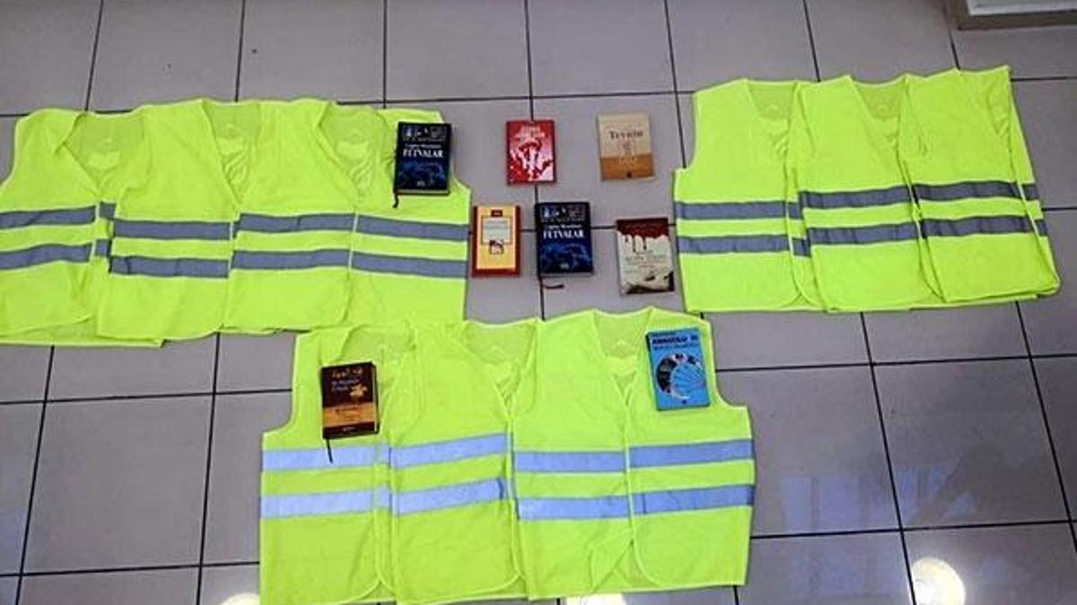 İzmir'deki DEAŞ operasyonunda sarı yelekler ele geçirildi