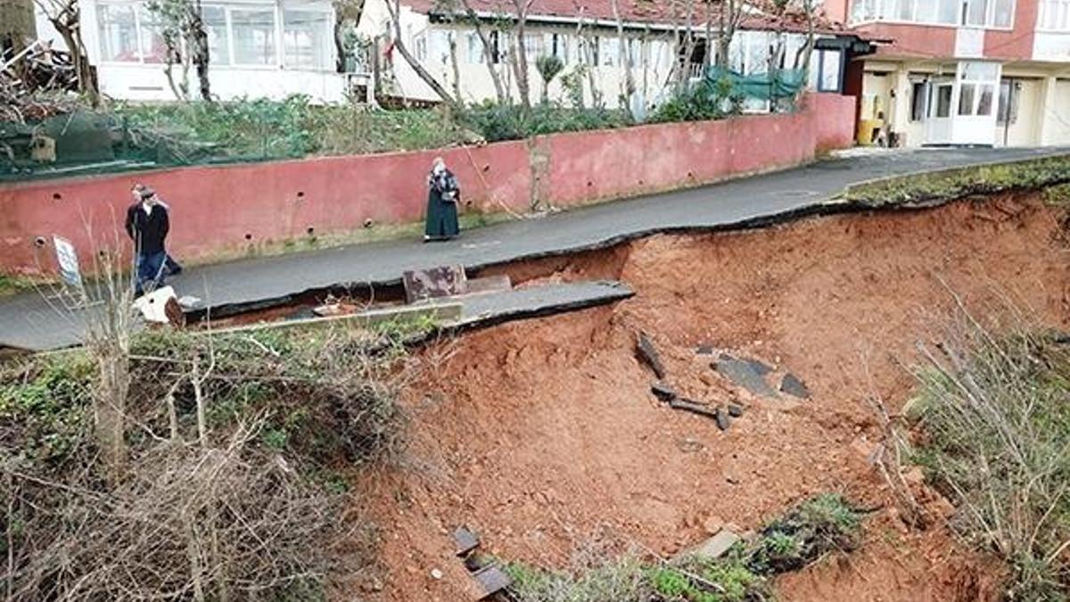 Sarıyer'de yol çöktü, mahalle sakinleri tedirgin