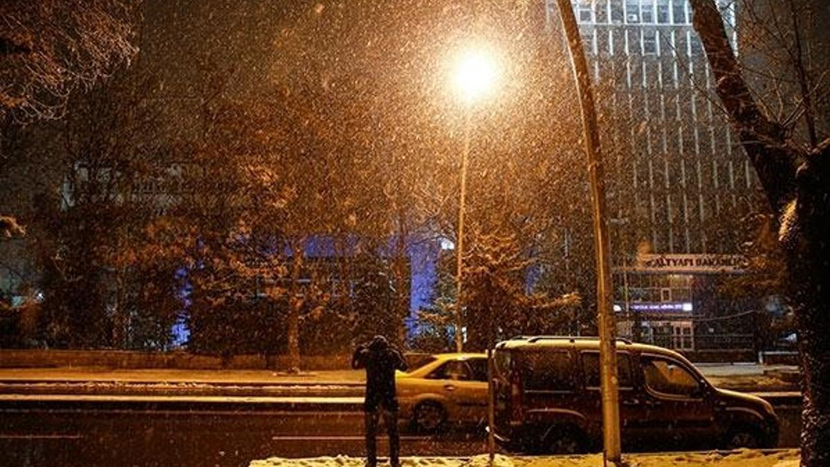 Ankara yeniden beyaza büründü