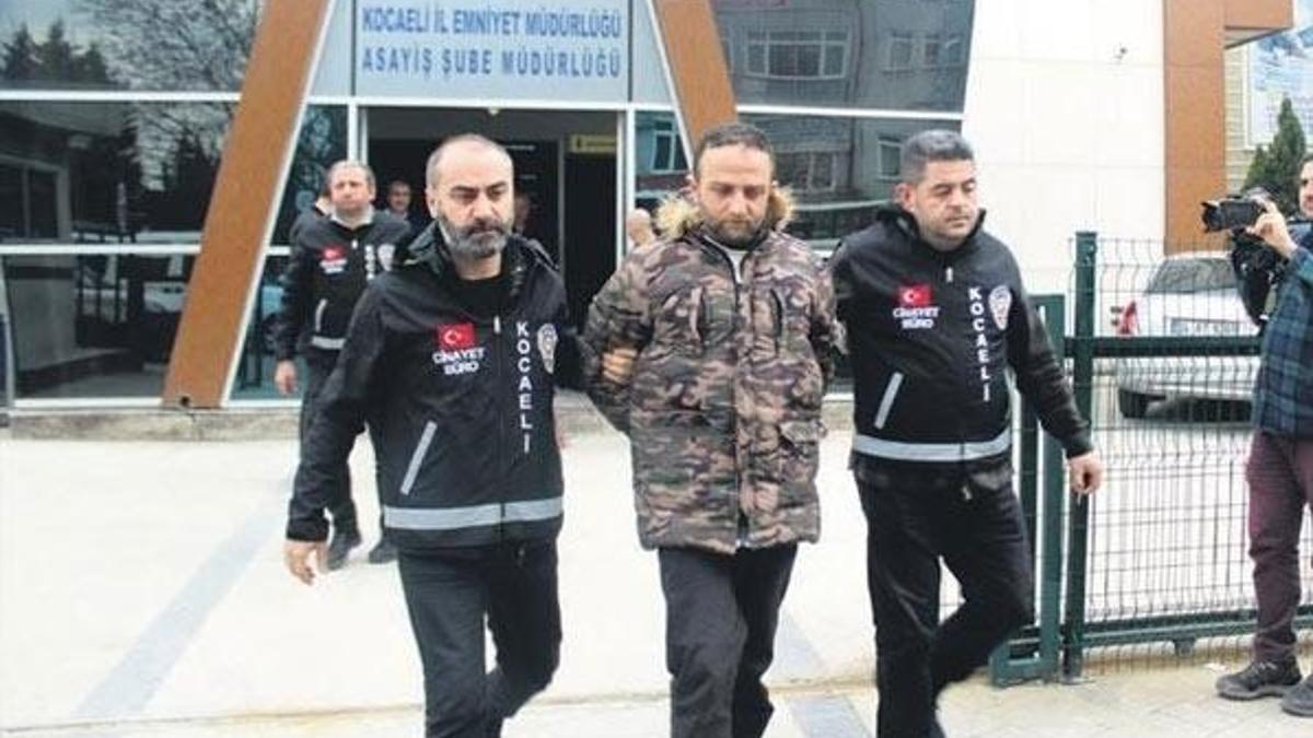 İki kardeşi öldürdükten sonra yılbaşı kutladı