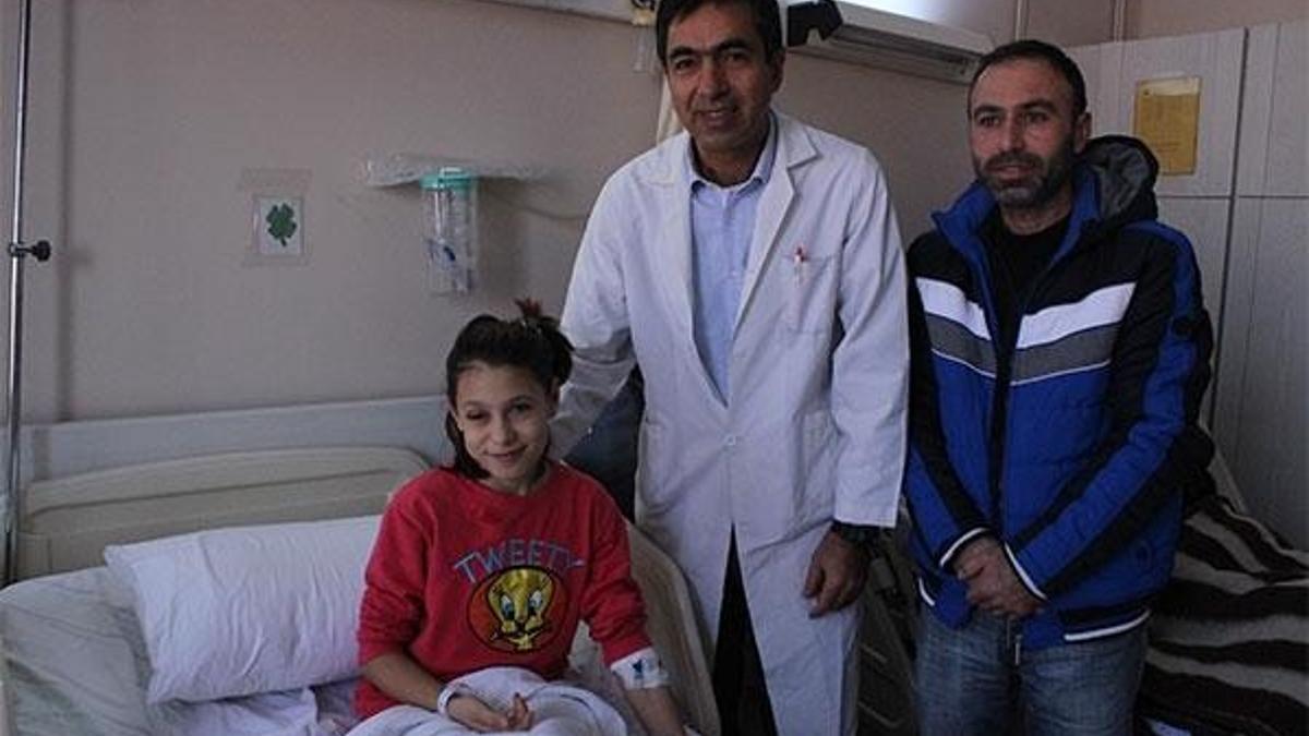 Poşeti bıçakla açmak istedi, bıçak gözüne battı