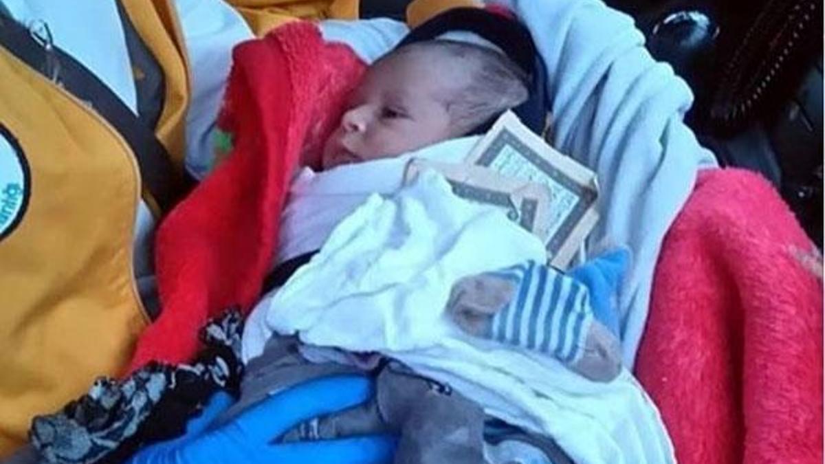 Cami avlusuna bırakılan bebek, donmak üzereyken bulundu