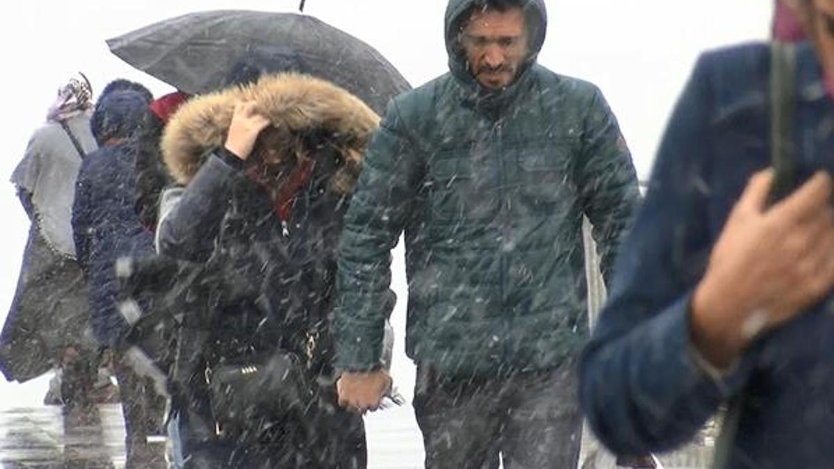 Son dakika: Meteoroloji uyarmıştı! İstanbul'da kar yağışı başladı