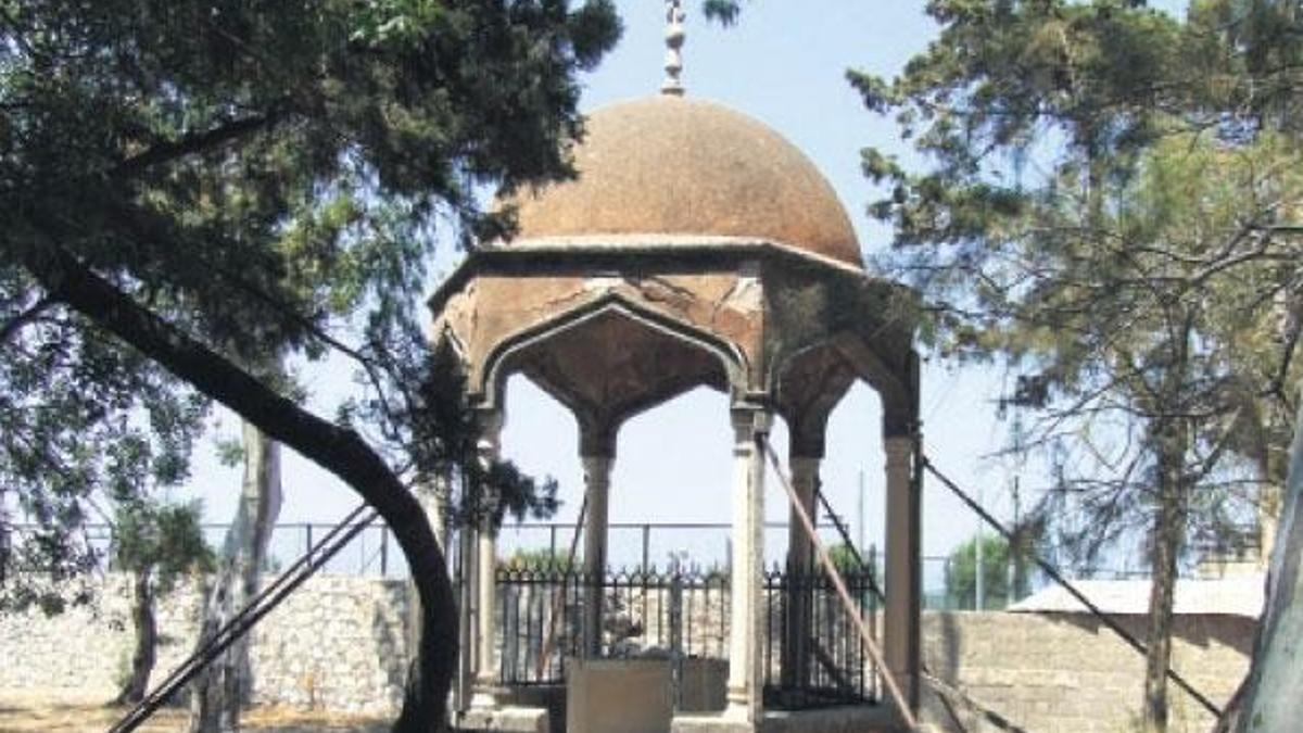 Osmanlı türbeleri yok olmak üzere