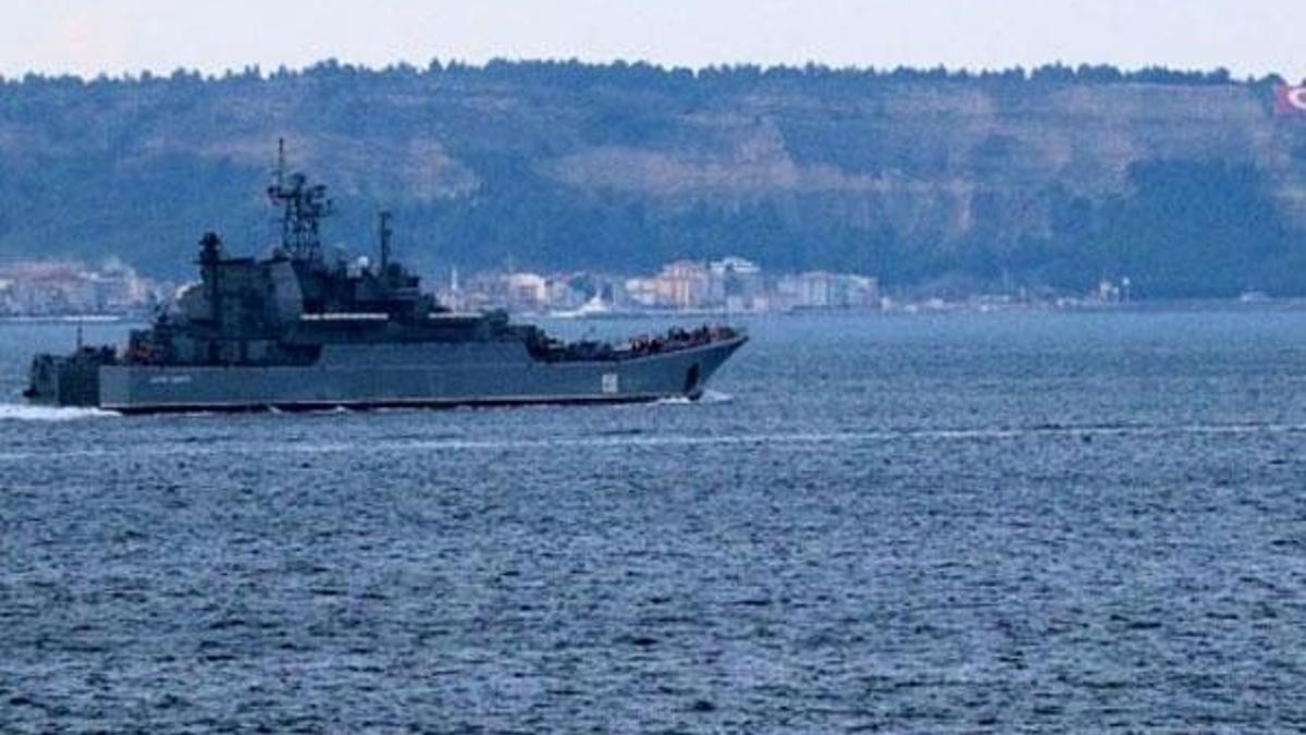 Rus askeri gemisi Çanakkale Boğazı'ndan geçti