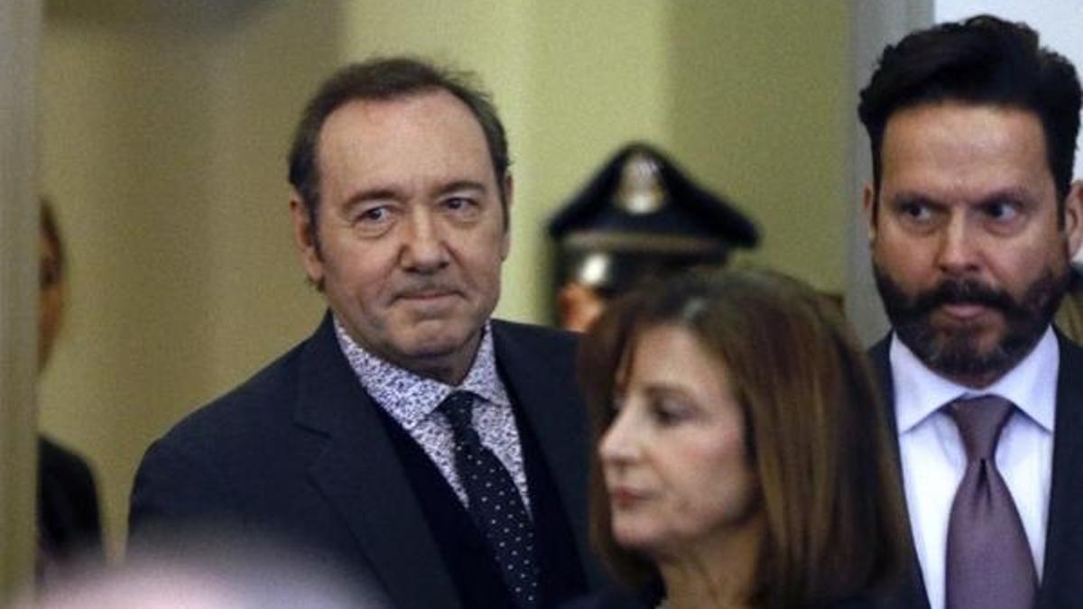 Kevin Spacey 'taciz suçlamasıyla' hakim karşısına çıktı