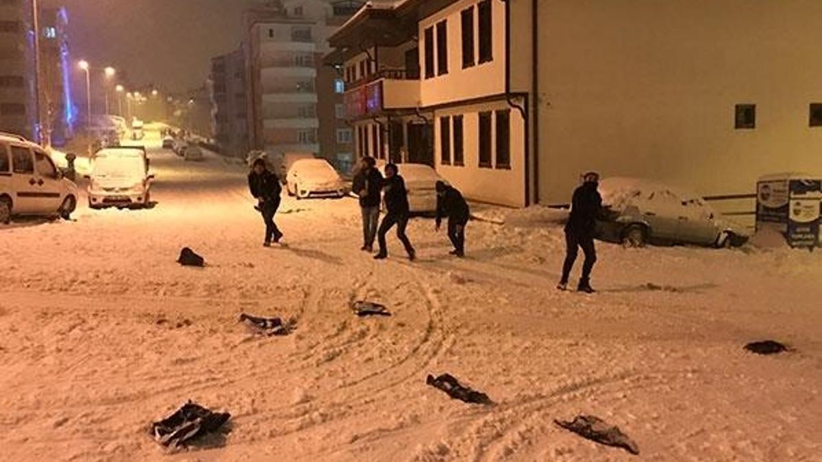 Para ödedikleri poşetlerle bütün gece eğlendiler!