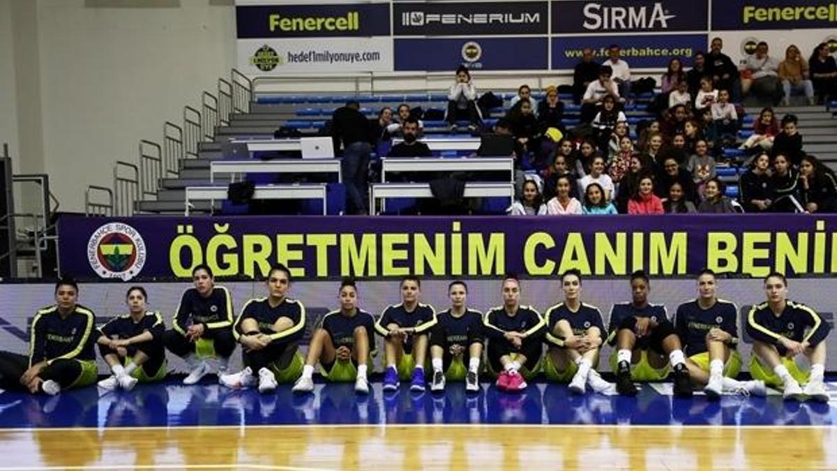 Fenerbahçe'den Ceren Damar Şenel pankartı