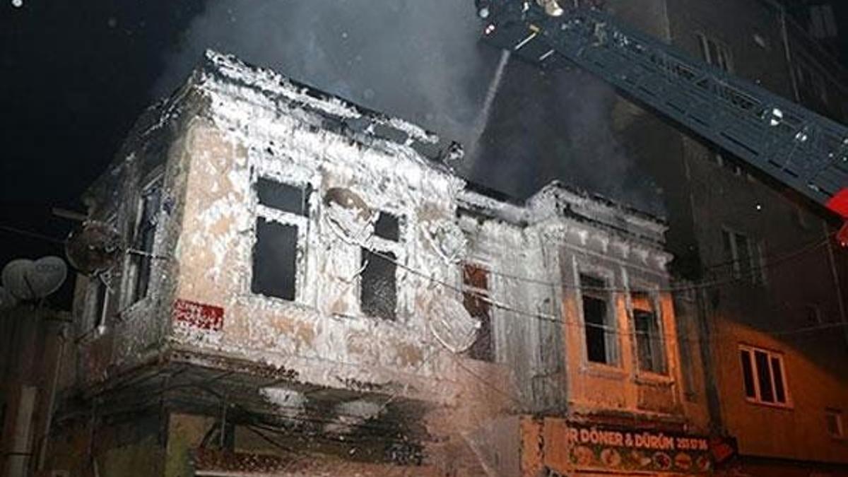 Beyoğlu'nda iki katlı bina alev alev yandı