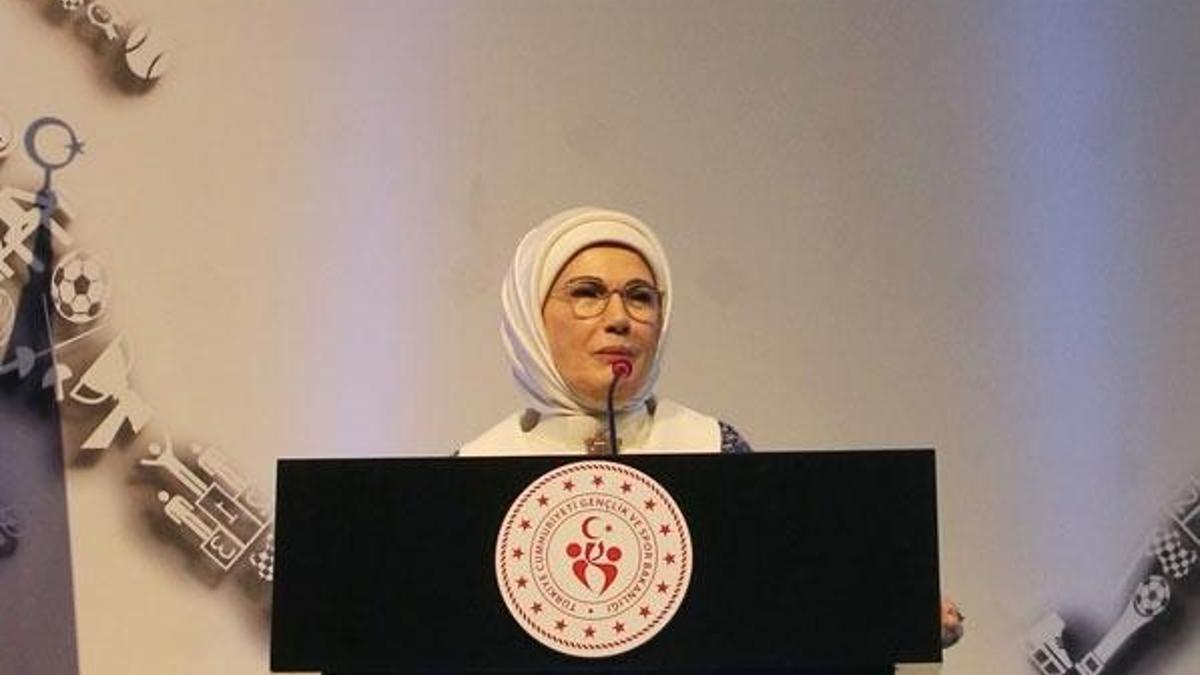 Emine Erdoğan: Yatmadan önce sosyal medya hesaplarını değil kitap satırlarını görün