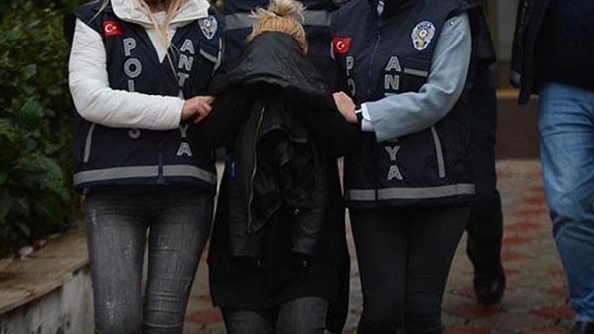 Uygunsuz fotoğraflarını çekip şantaj yaptılar