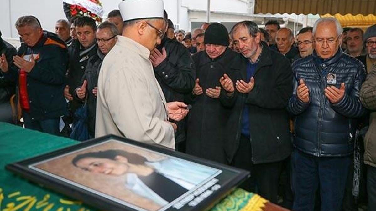 Zeynep, gözyaşlarıyla son yolculuğuna uğurlandı