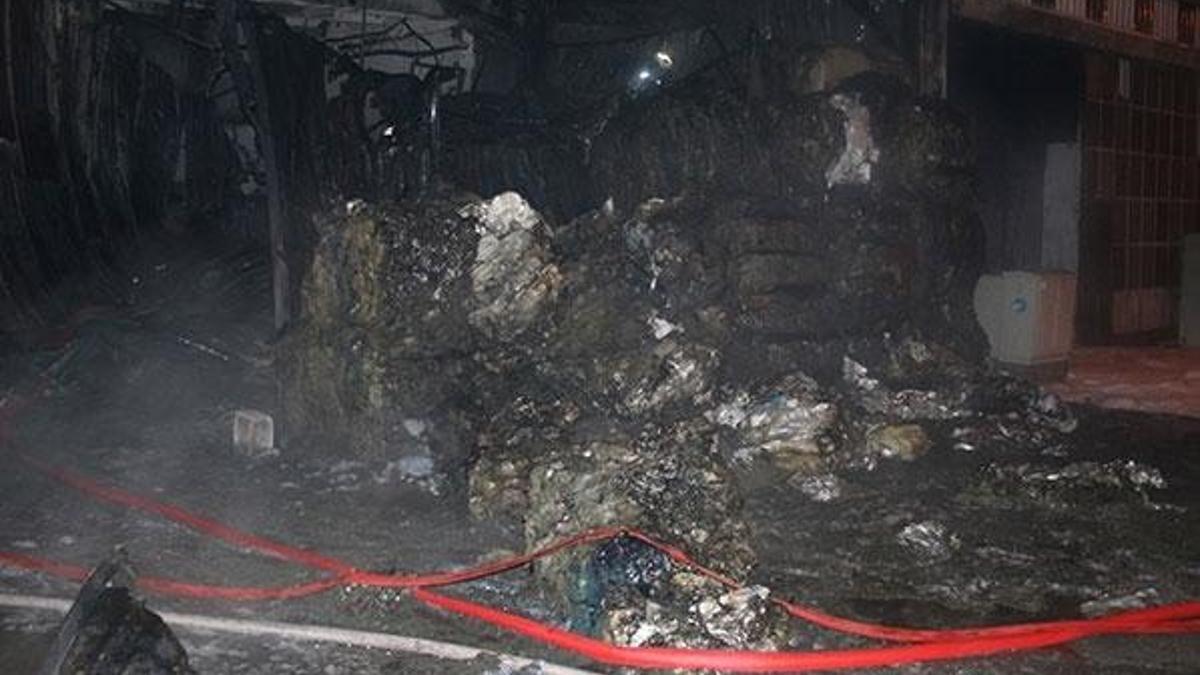 İzmir'de depo yangını