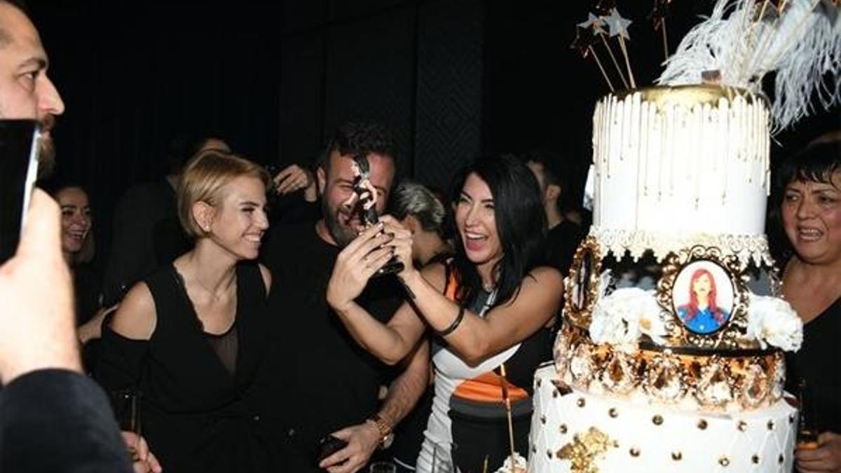 Hande Yener'in dev 46. yaş pastası