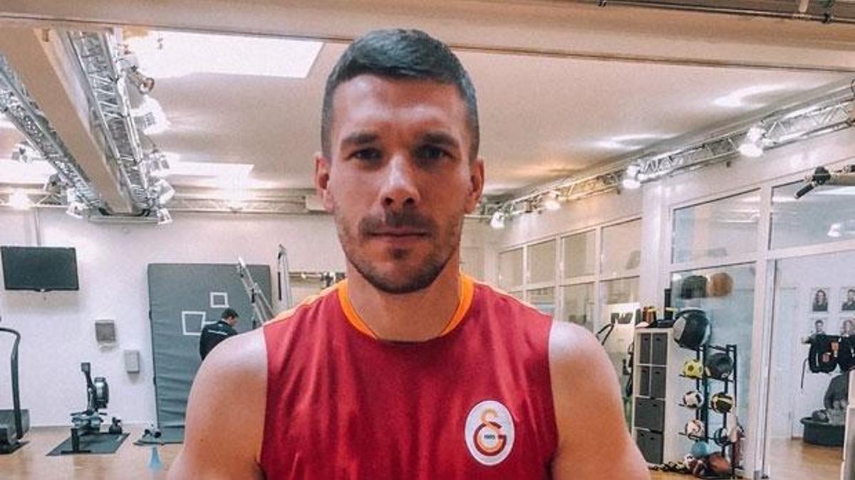 Podolski'den heyecanlandıran paylaşım! Galatasaray...