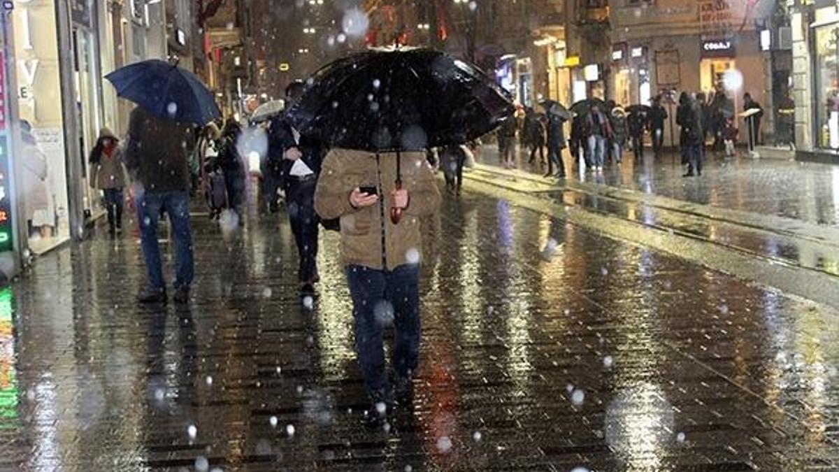 Ve İstanbul'da beklenen kar yağışı başladı!