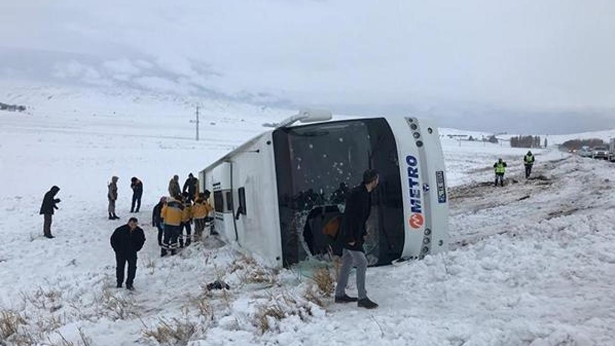 Sivas'ta yolcu otobüsü devrildi! Çok sayıda yaralı var