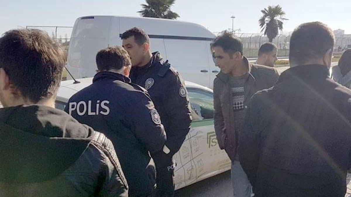 Esenyurt'ta araç kaldırımdaki liselilere çarptı