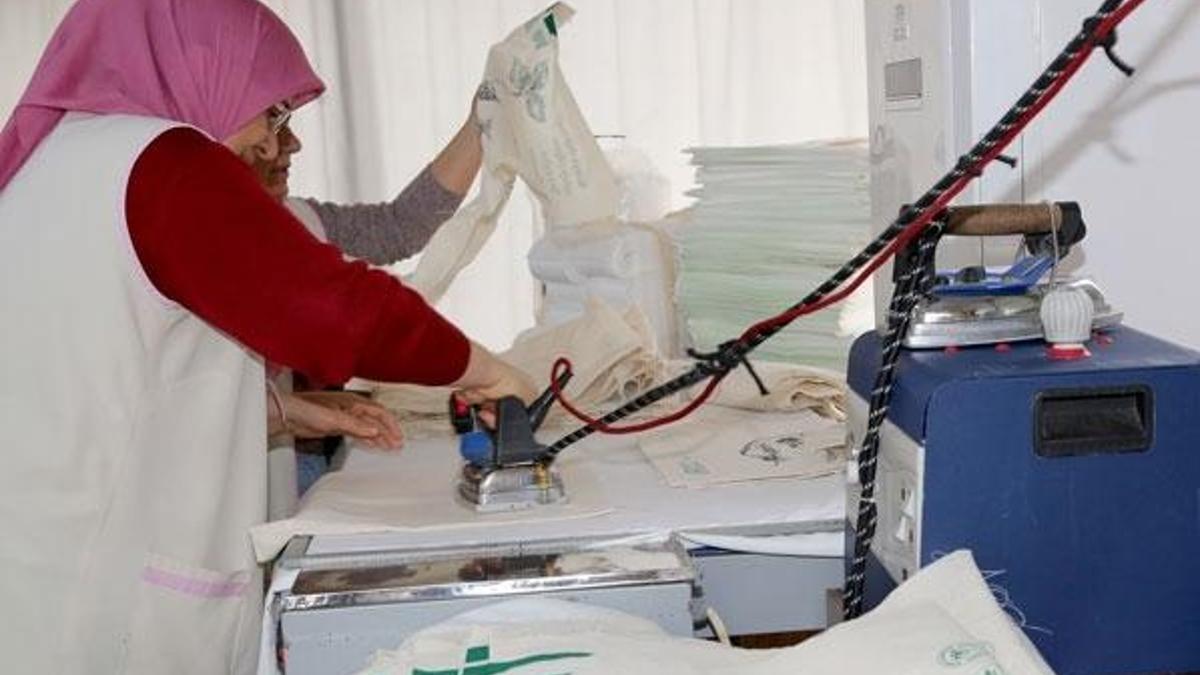 Plastik şişe verip bez çanta aldılar