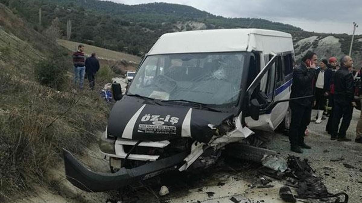 İşçi servisi otomobille çarpıştı: 1 ölü, 19 yaralı