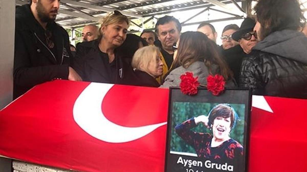 Usta'ya veda! Ayşen Gruda son yolculuğuna uğurlandı