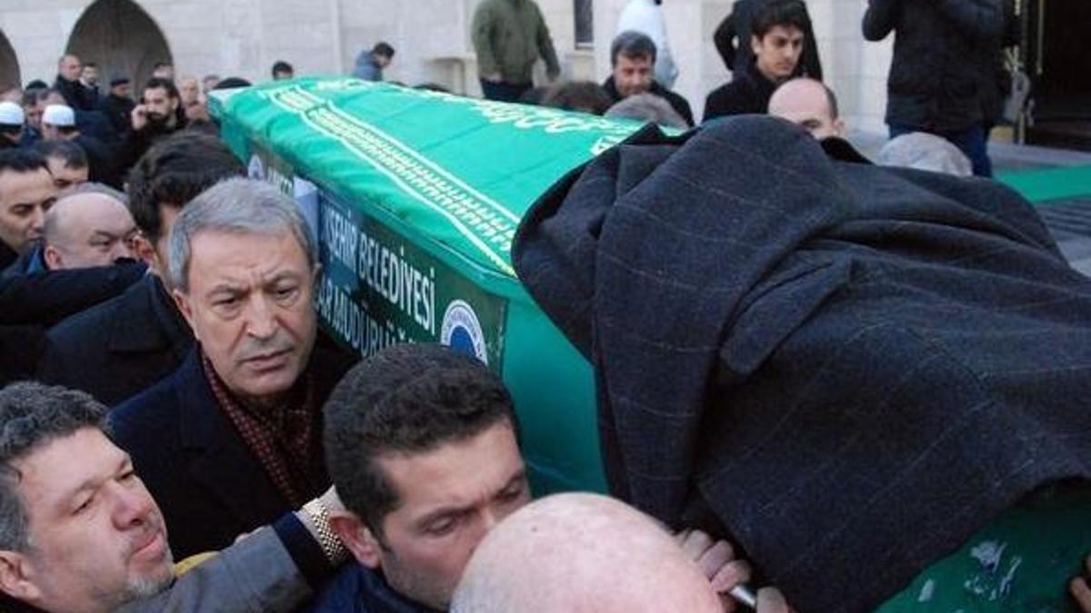 Bakan Akar, çocukluk arkadaşını son yolculuğuna uğurladı