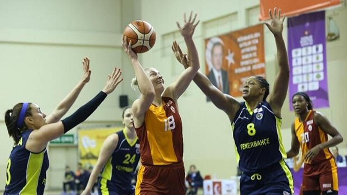 Fenerbahçe derbiyi deplasmanda kazandı