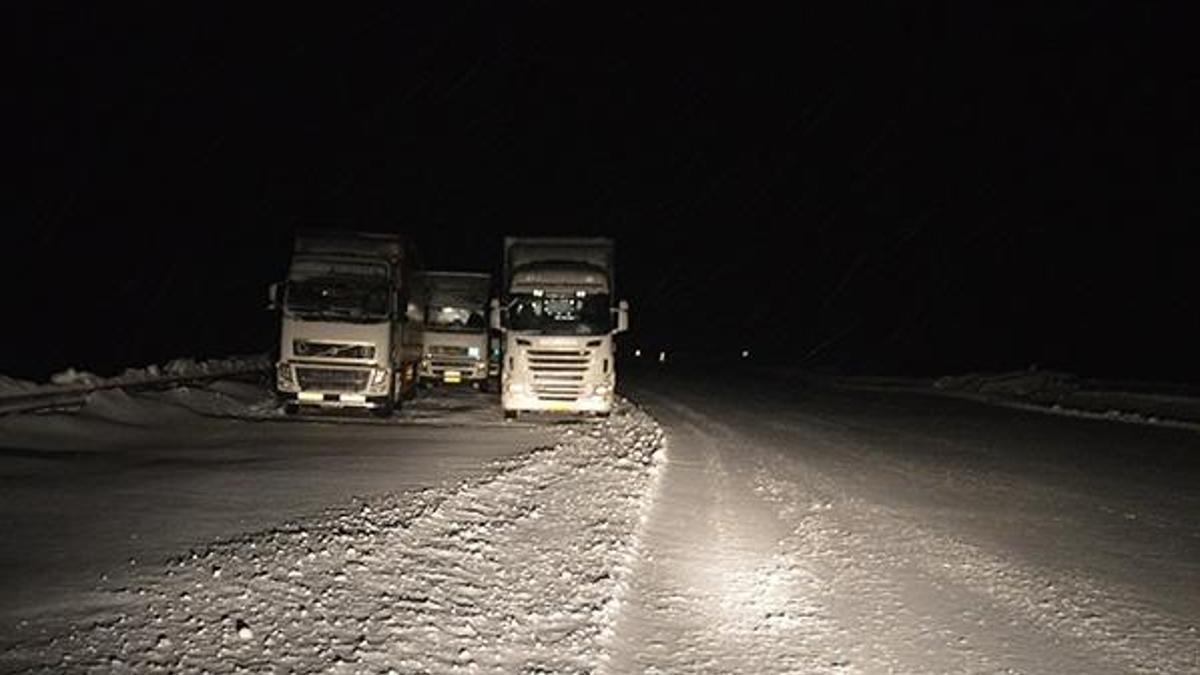 Tendürek Geçidi'nde ağır tonajlı araçlar mahsur kaldı