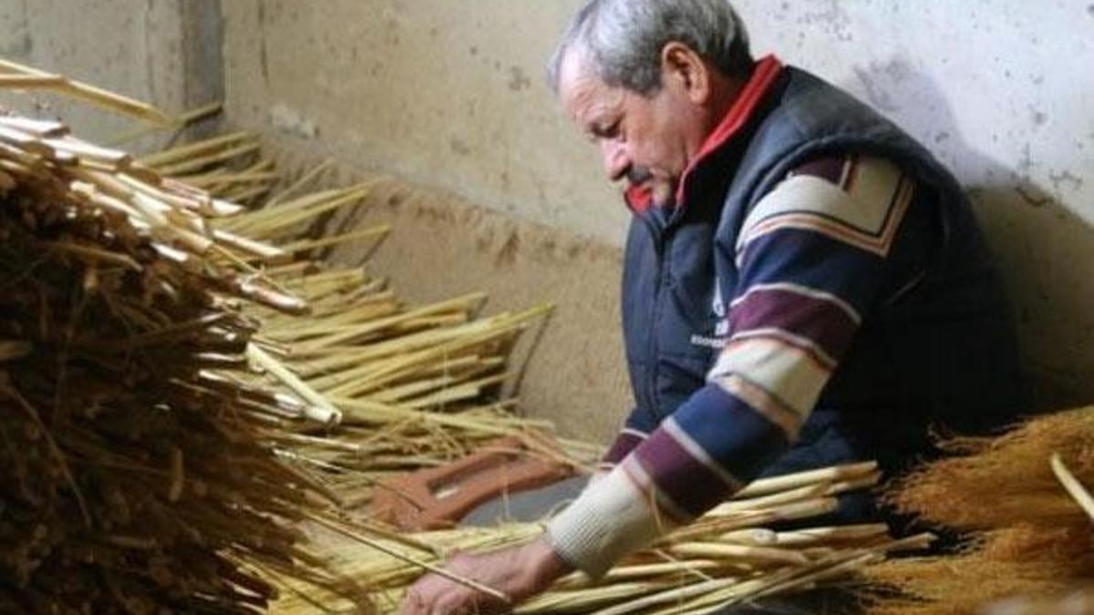 Yarım asırdır el süpürgeciliğini yaşatmaya çalışıyor