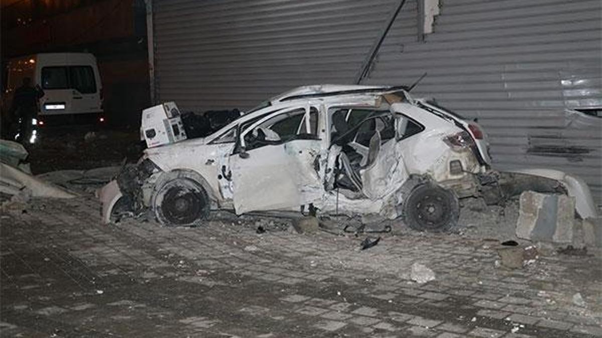 Otomobil tamirhaneye çarpıp hurdaya döndü!