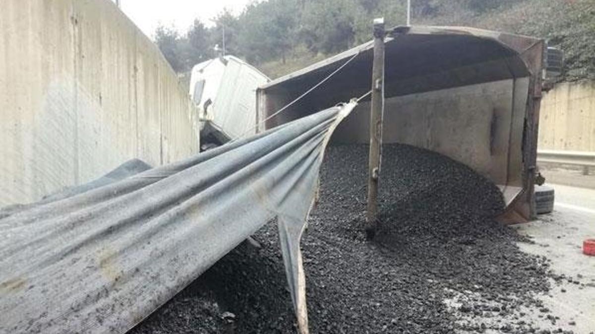 Asfalt taşıyan kamyon devrildi