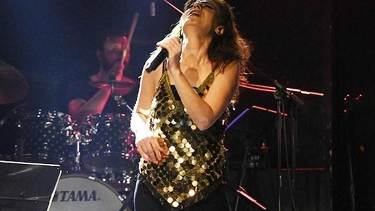 Yıldız Tilbe'nin ilginç kıyafeti