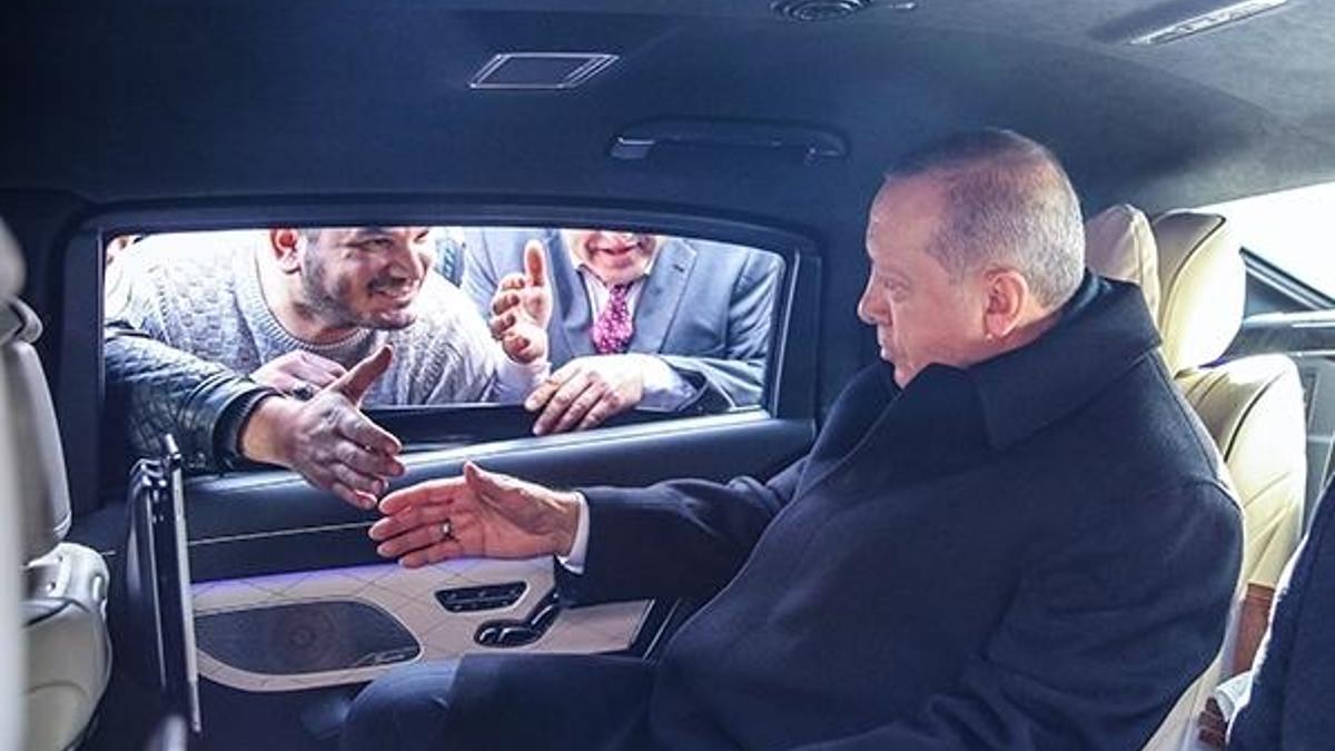 Cumhurbaşkanı Erdoğan, minibüsçülerle sohbet etti