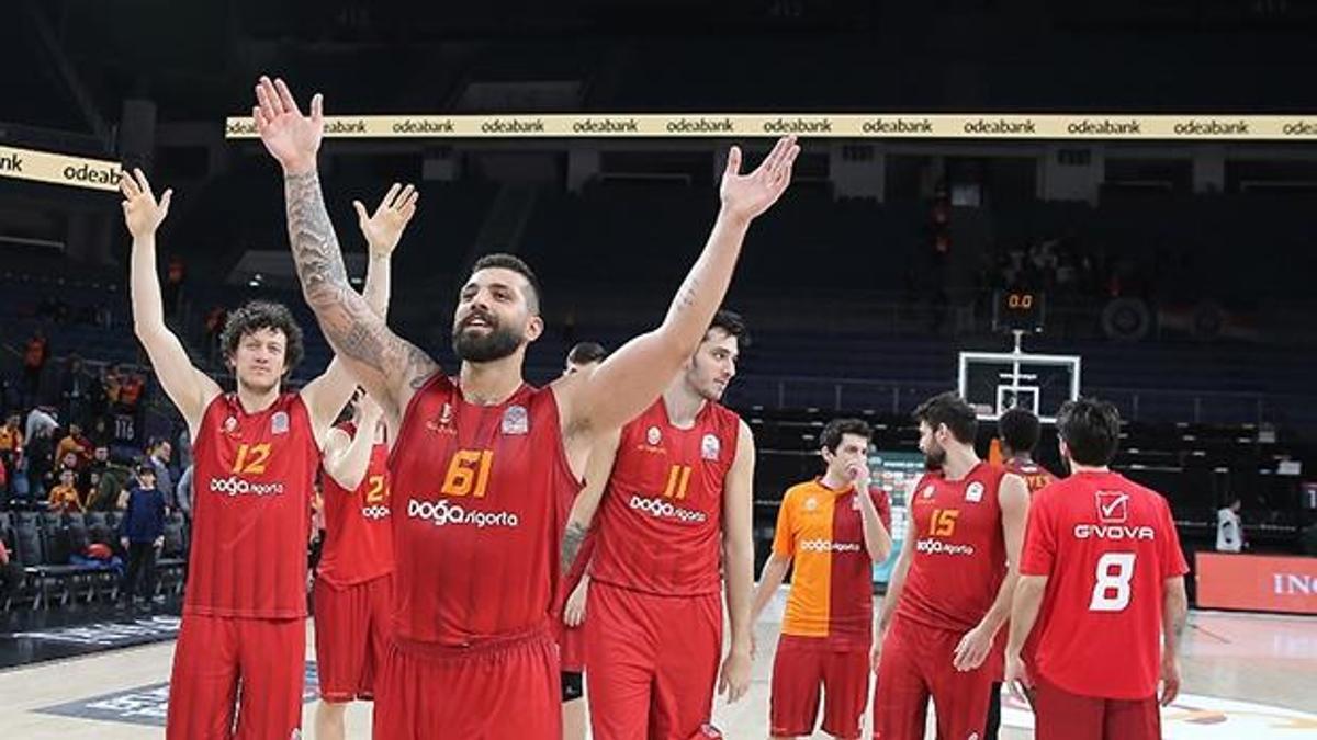 Aslan evinde fark attı