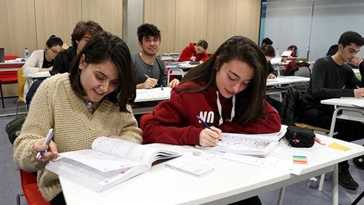 Üniversiteliye 2 bin 425 TL